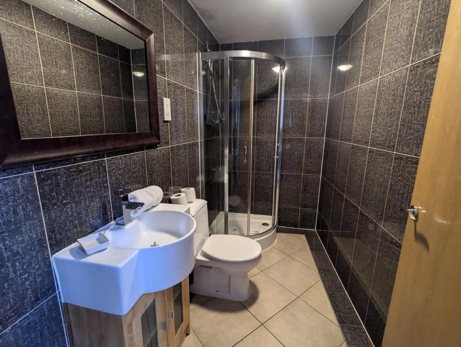 Two Bedroom Quayside River View Apartment *